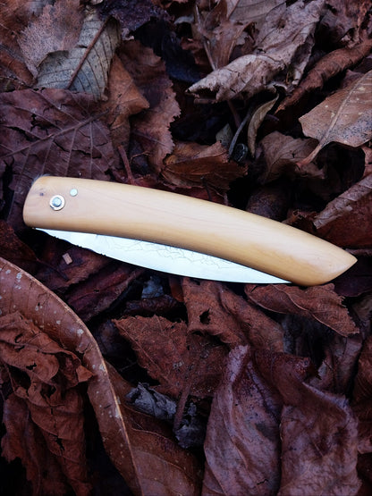 Couteau à champignons artisanal – Noyer pyrénéen & symboles du Sud (pièce unique)