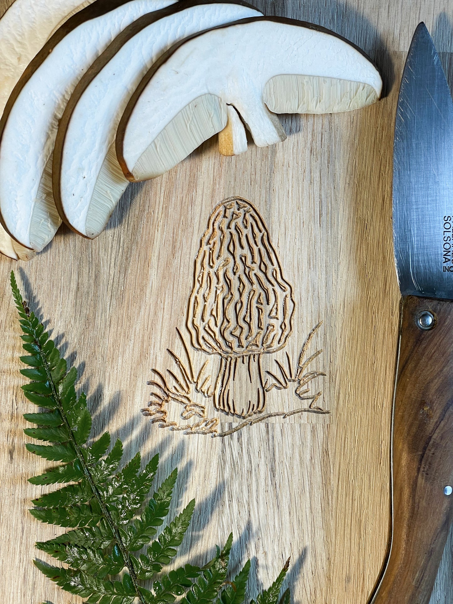 Planche à découper en chêne massif – Gravure Morilles (45x18 cm)